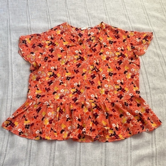 Gap floral peplum blouse with flutter sleeves. - Picture 3 of 12